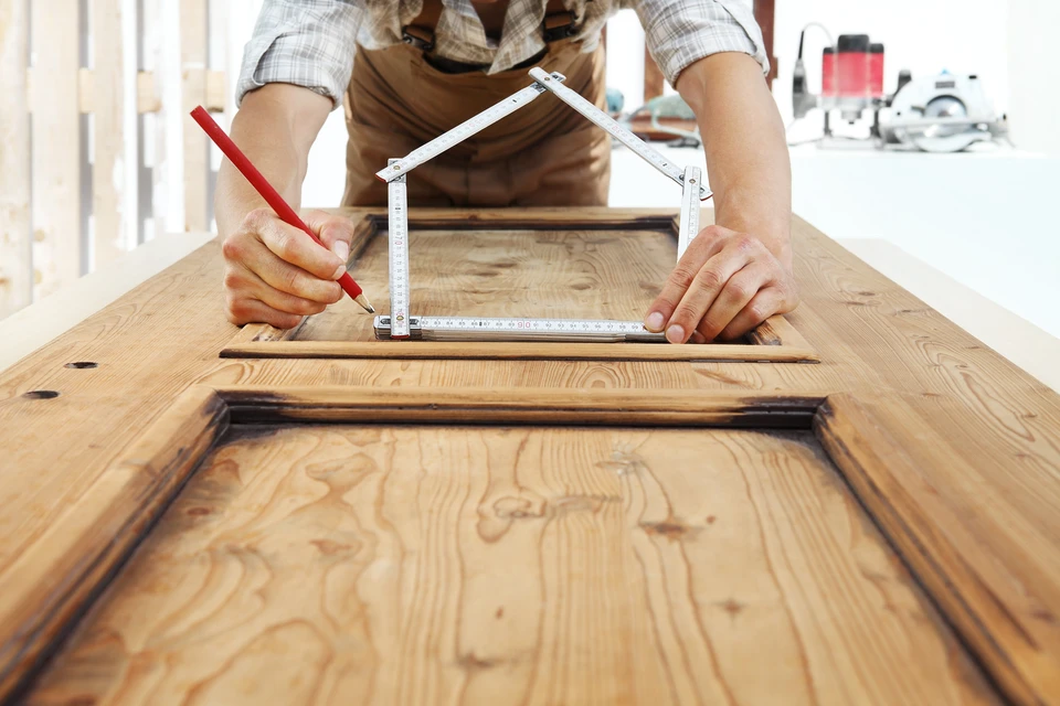 Atelier de menuiserie avec outils de ponçage et finition