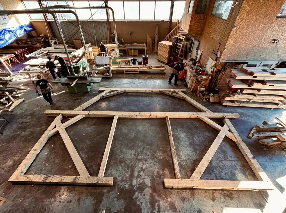 Atelier de charpenterie en intérieur, vue en plongée