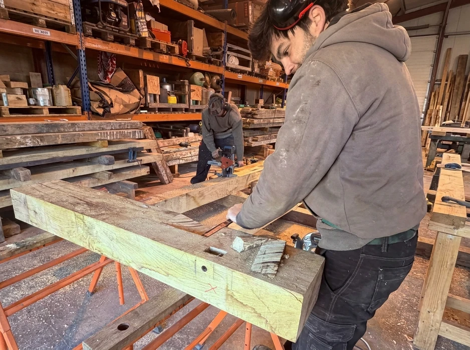 Chantier de construction d'une charpente en bois avec poutres apparentes dans les combles d'une maison