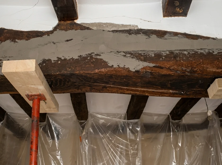 Chantier de rénovation intérieure, vue en contre-plongée