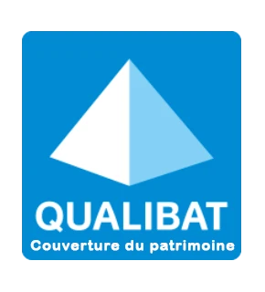 Logo ou badge de certification Qualibat Patrimoine présenté de façon claire et professionnelle sur fond neutre blanc ou gris clair. Le logo doit être en haute résolution, net et lisible, sans texte explicatif supplémentaire, prêt à être intégré dans une mise en page web professionnelle.