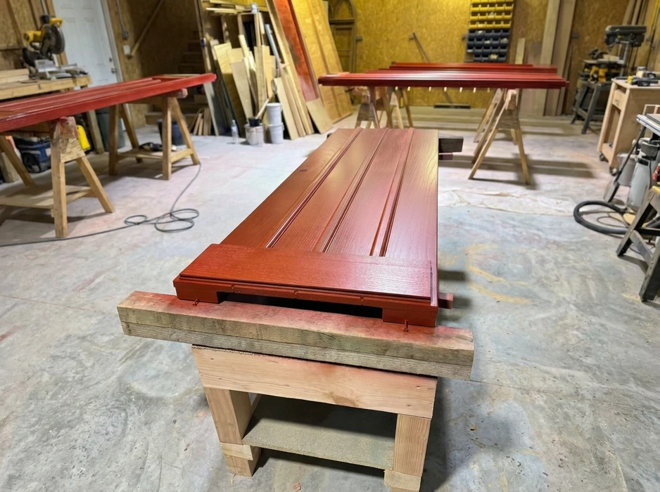 Chantier extérieur de construction d'une charpente traditionnelle en bois massif