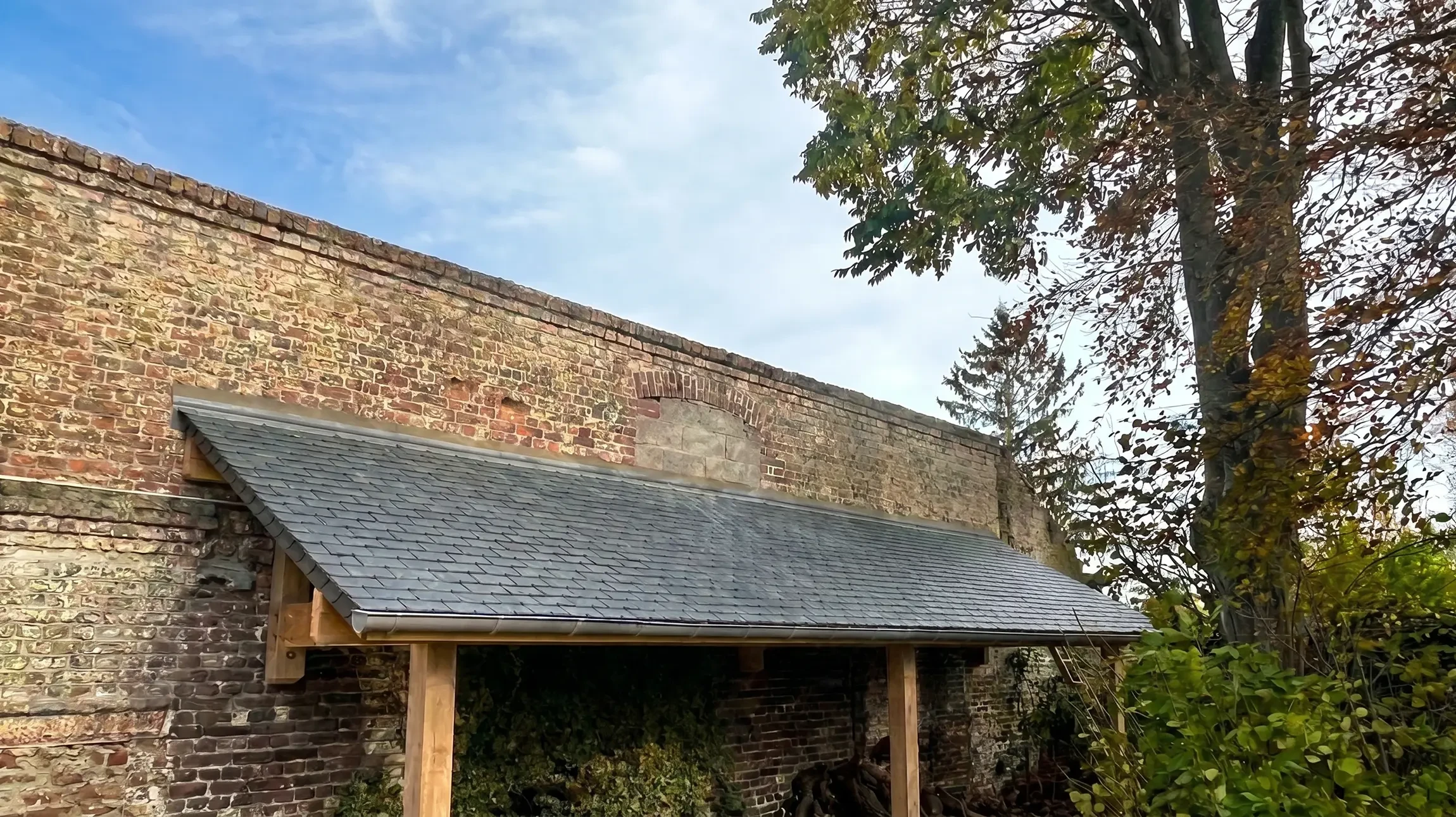 Chantier de construction extérieur avec charpentier installant une toiture