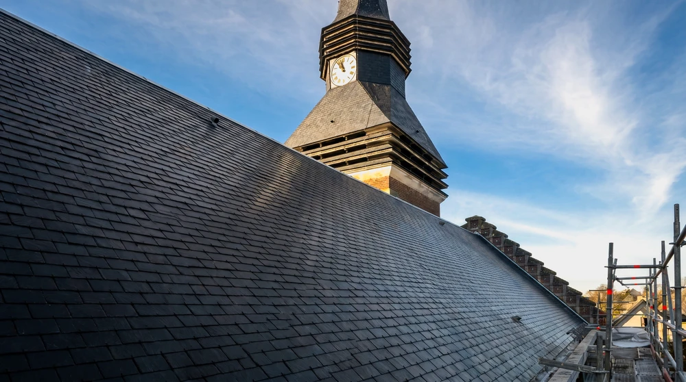 Chantier de rénovation dans combles d'une maison traditionnelle