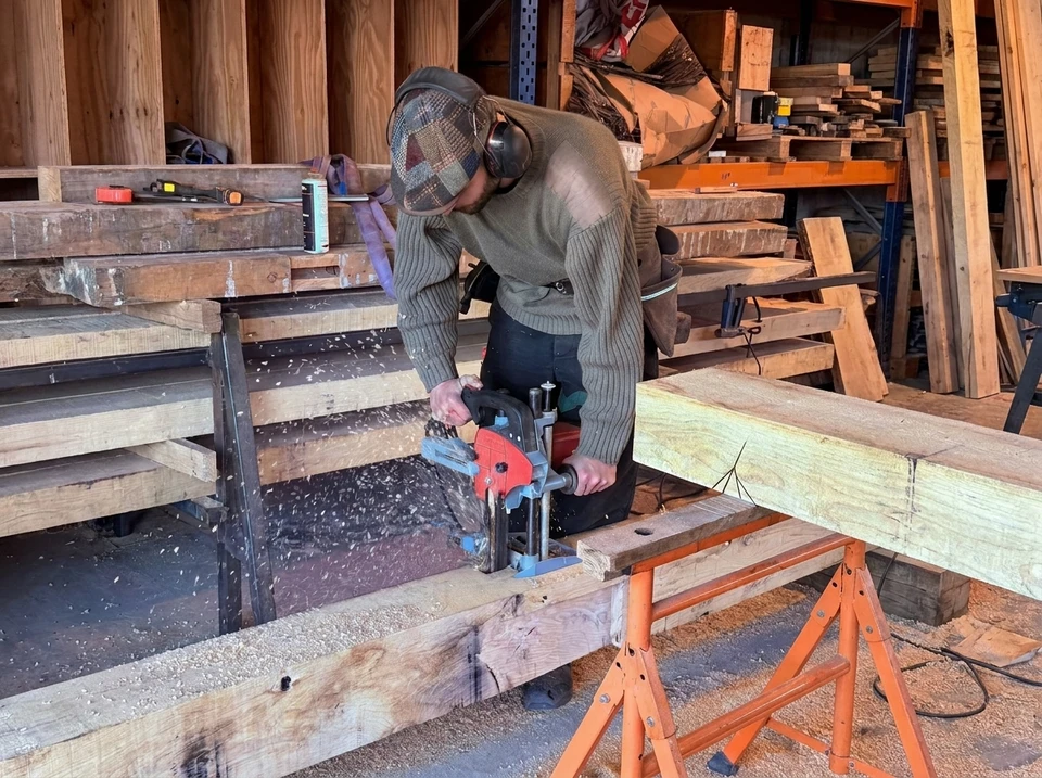 Chantier de construction extérieur avec charpente en bois en cours d'assemblage