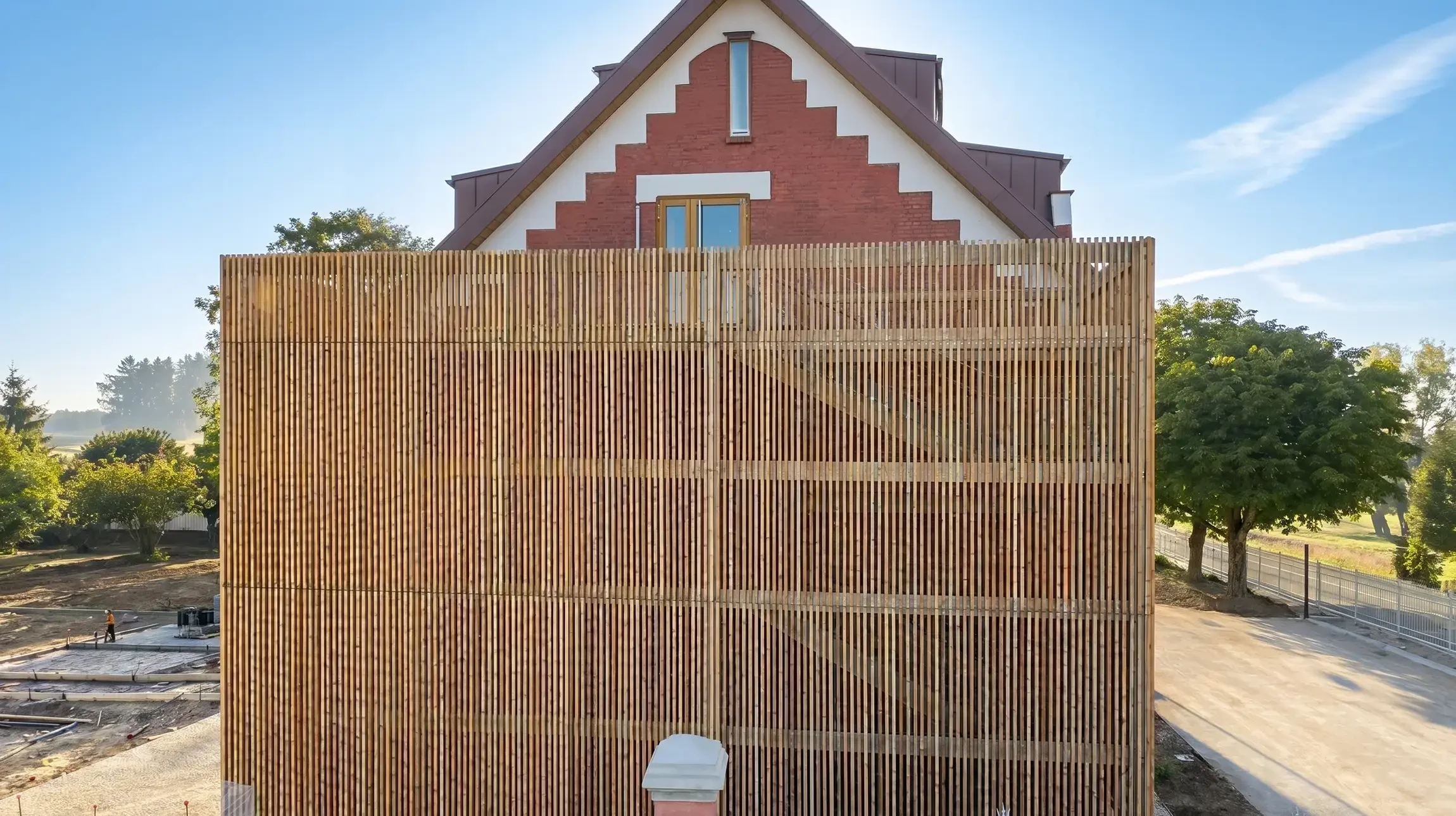 Chantier de construction d'une charpente en bois avec poutres apparentes dans les combles d'une maison